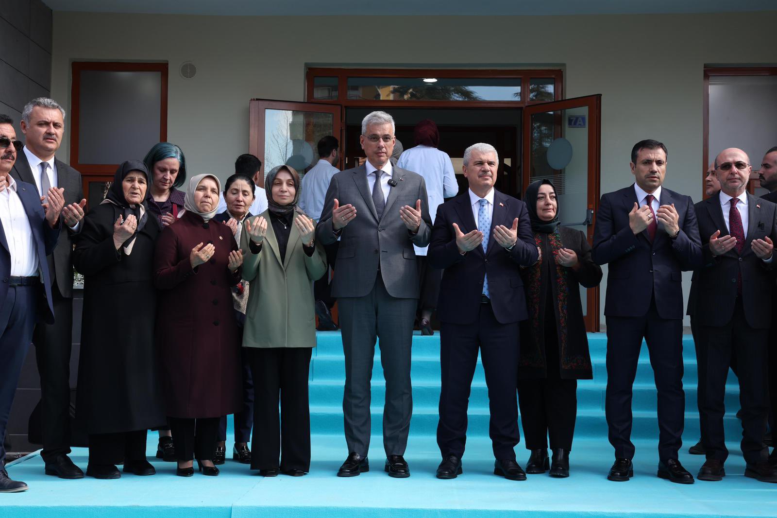 Sağlık Bakanı Memişoğlu, yeni okulun açılışına katıldı