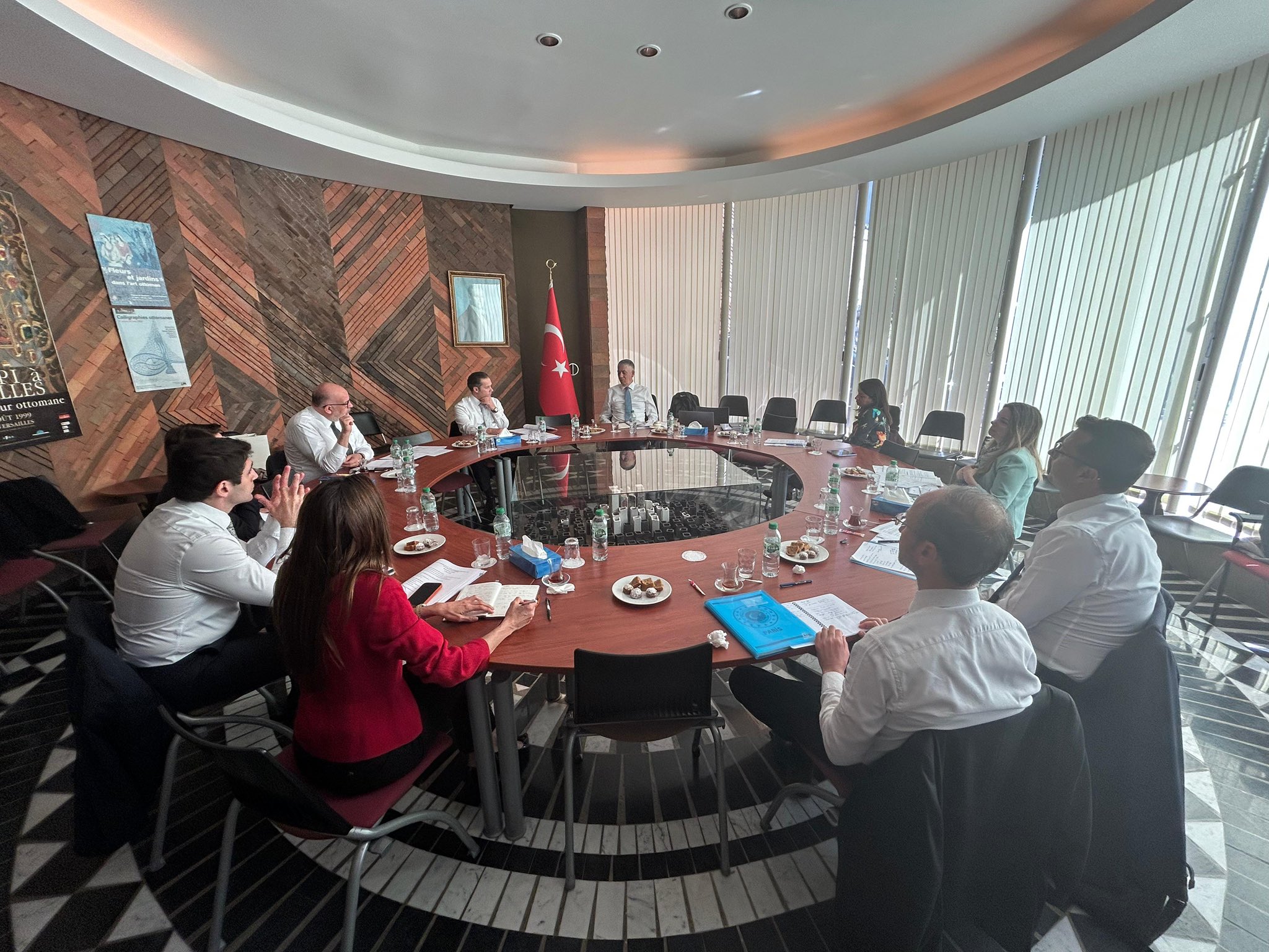 Özel, Paris'te Konsoloslarla Toplantı Gerçekleştirdi