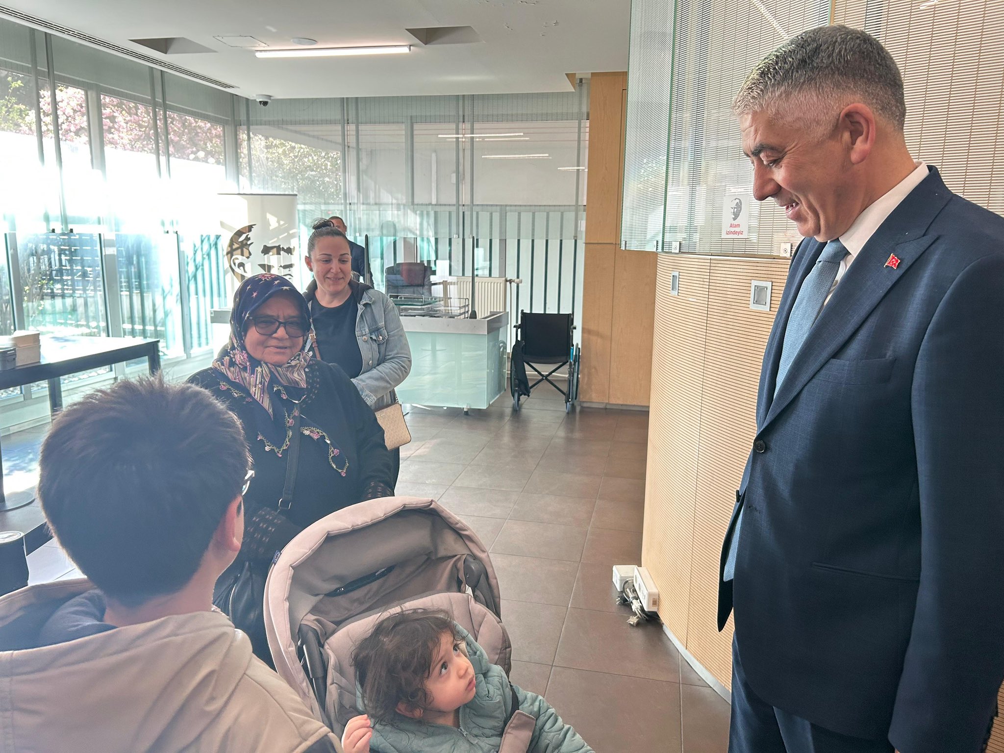 Deputy Minister Özel Paris'teki Konsolosluğu Ziyaret Etti