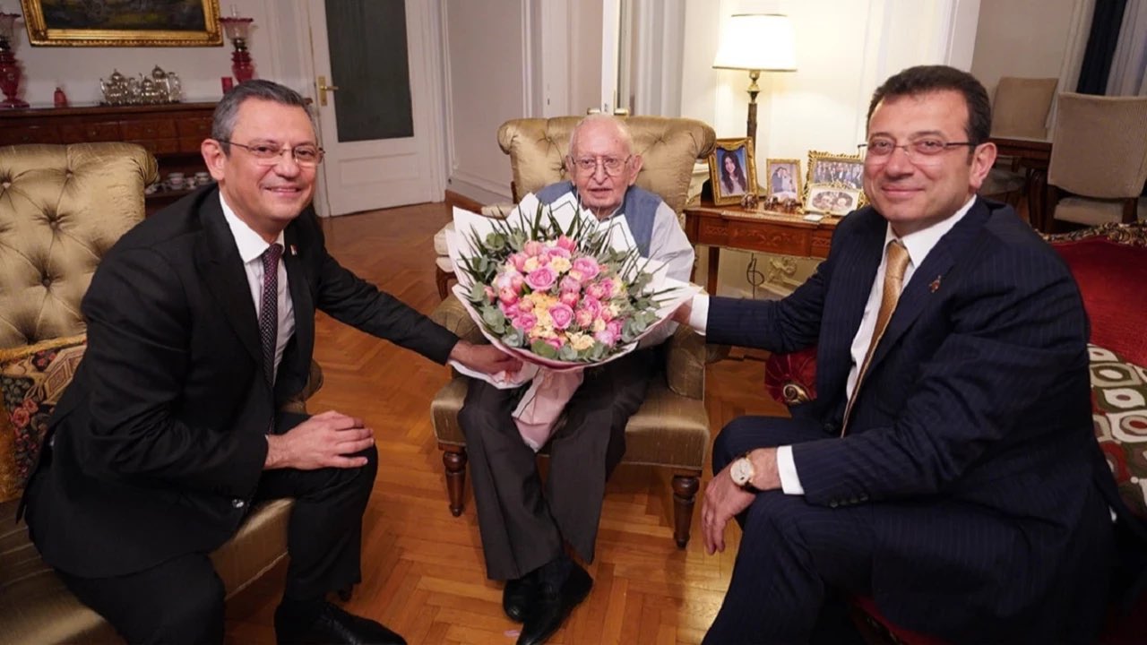 Türk siyasetinin önemli ismi Hüsamettin Cindoruk vefat etti