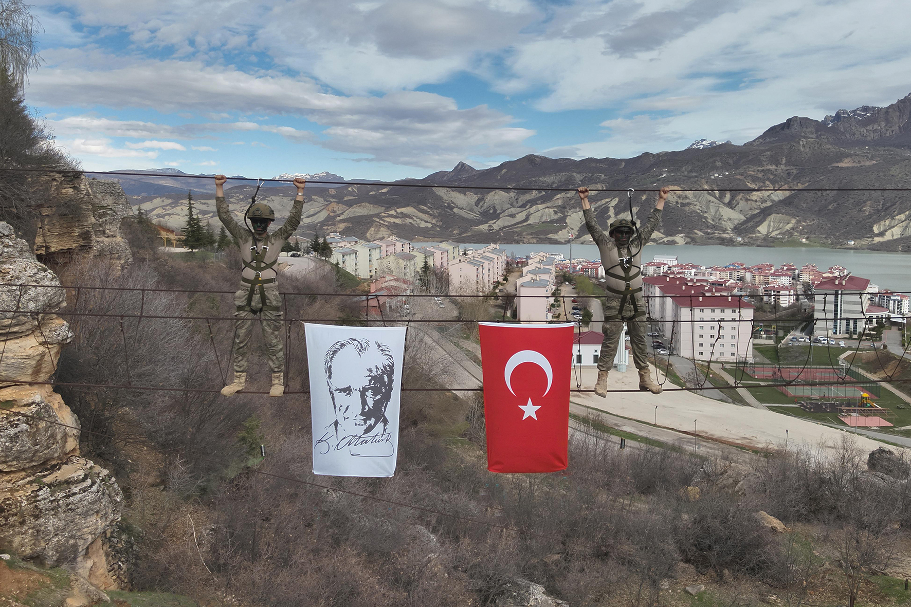 Tunceli'de Komando Birliği Eğitimlerini Tamamladı