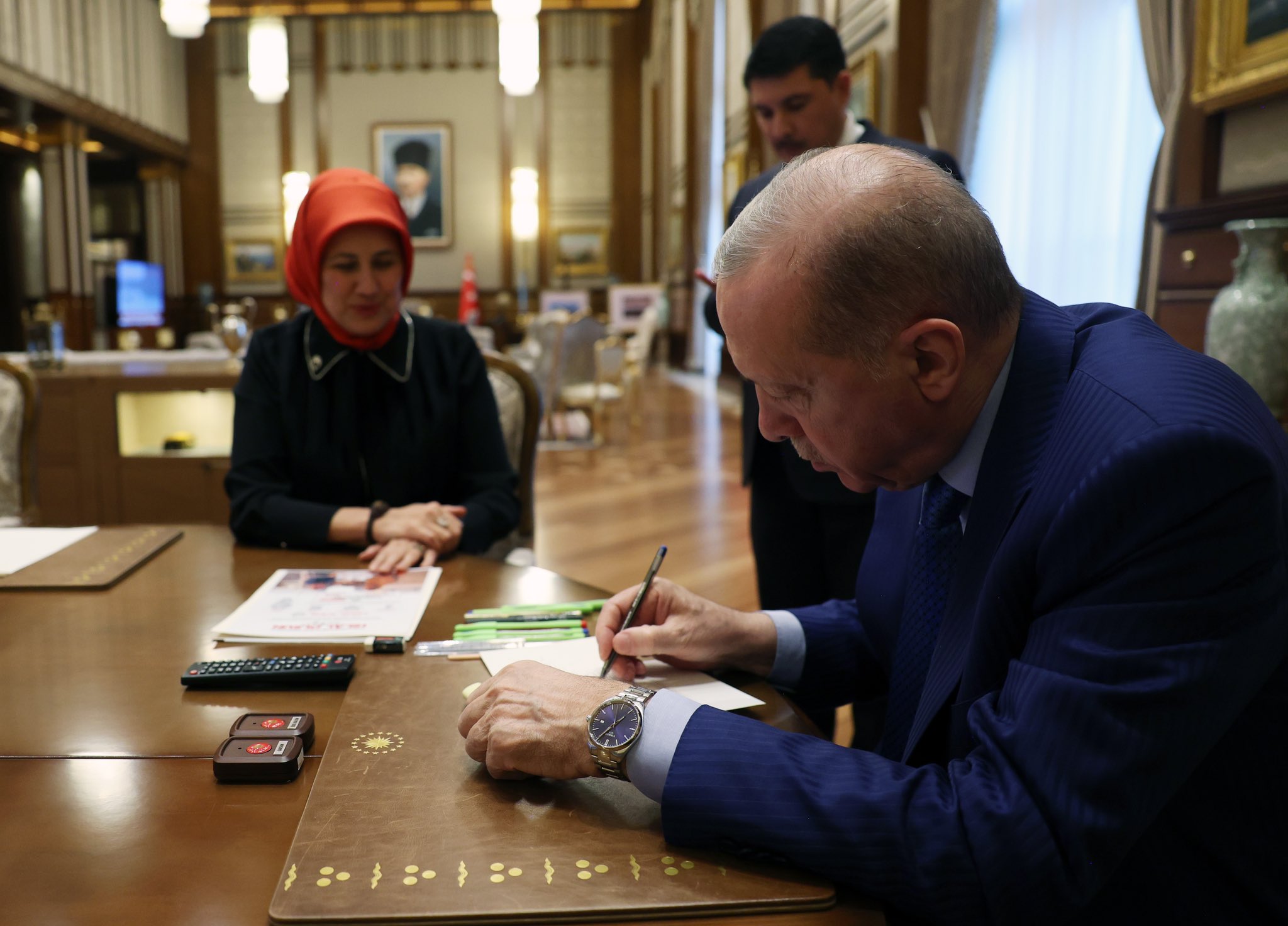 Cumhurbaşkanı Erdoğan, Kızılay'a bağışta bulundu