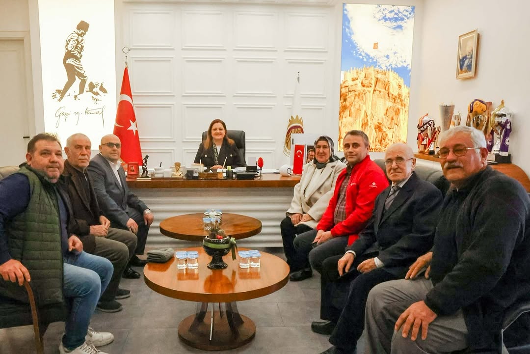 Afyonkarahisar Belediye Başkanı Burcu Köksal, Hasan Karaağaç Mahallesi Muhtarı İsmail Atam ve mahalle sakinleriyle buluştu