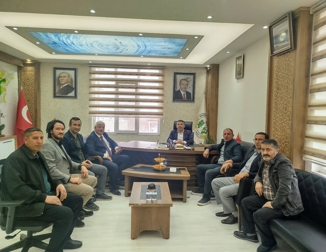 İlçe Teşkilat Üyeleri ve Işıklar Belediye Başkanı'ndan DeğirmenAyvalı Belediye Başkanı Halil Çelik'e Ziyaret