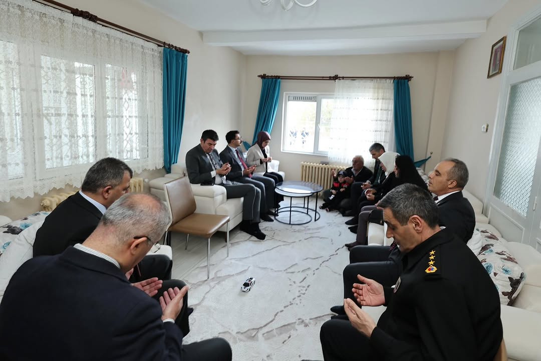 Valimiz Dr. Naci Aktaş ve Eşi Nagihan Aktaş, Şehit Polis Memuru Fakı Eryörük'ün Ailesini Ziyaret Etti