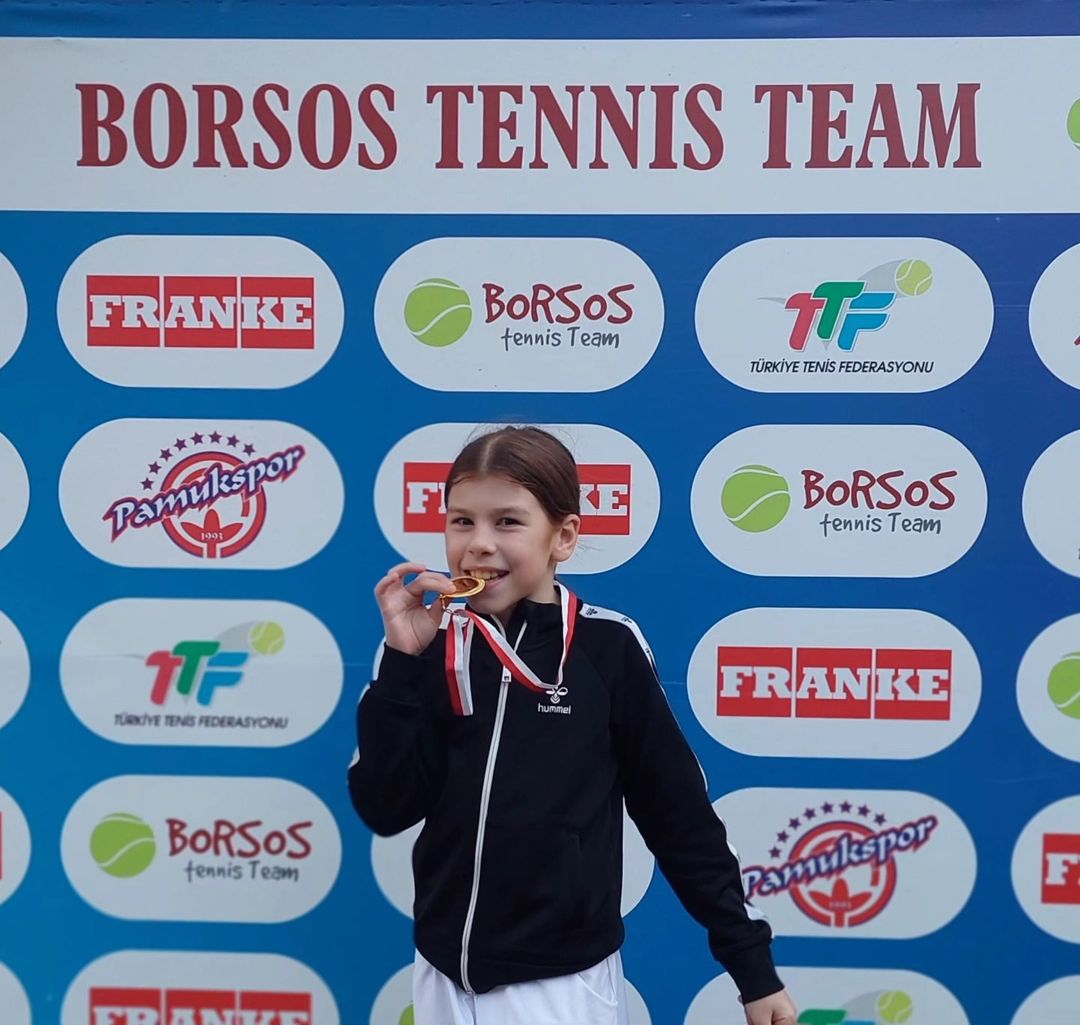 Afyonkarahisarlı Hafsa Zehra Çınar Tenis Turnuvasında Birinci Oldu