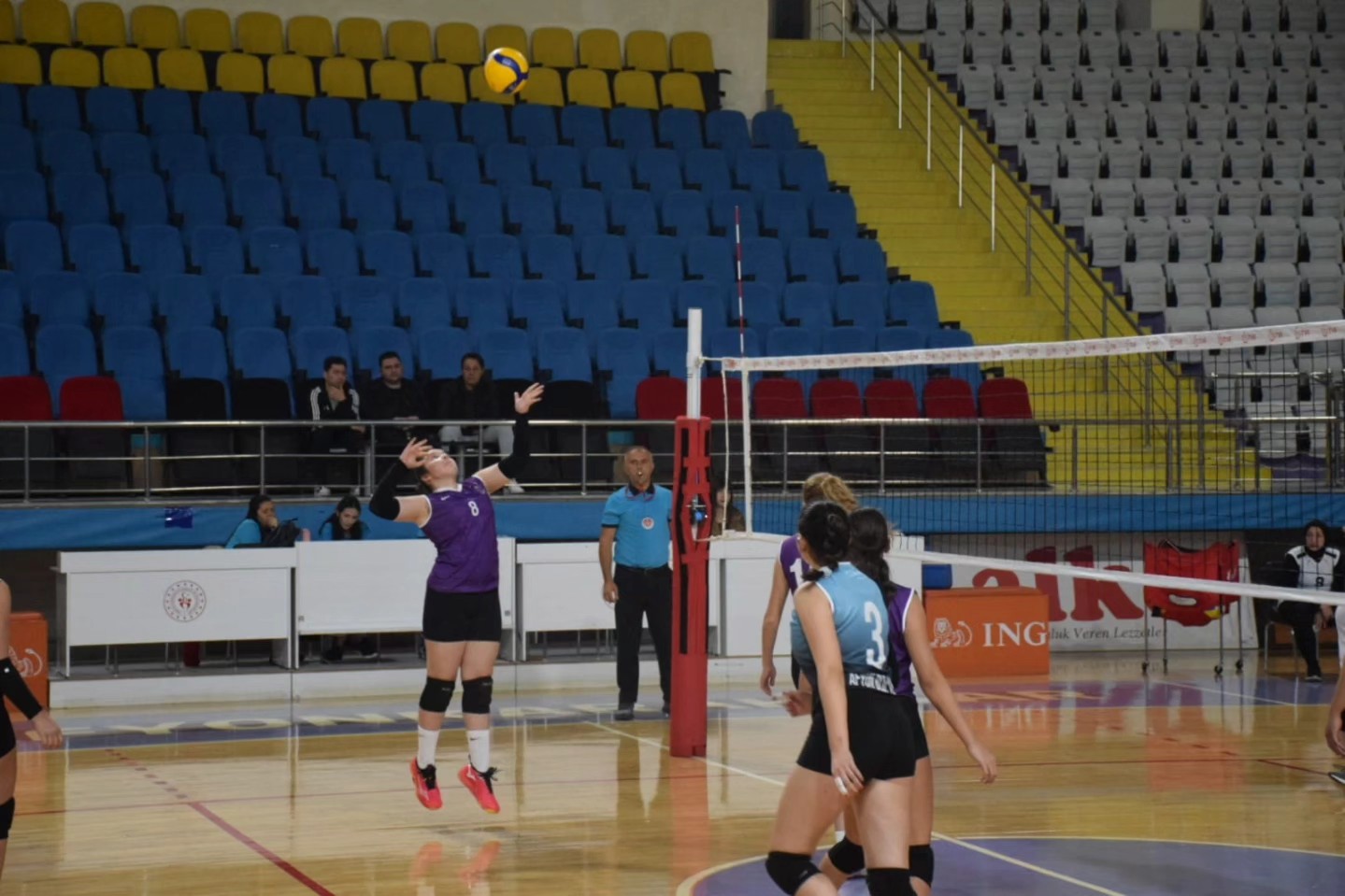 Genç Kızlar Voleybol Müsabakaları Afyonkarahisar'da Başladı