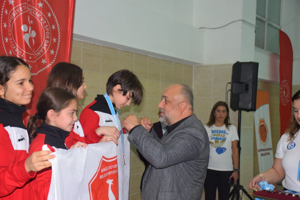 Afyonkarahisar'da Yüzme Heyecanı: 11-12 Yaş Ulusal Gelişim Projesi Müsabakaları Devam Ediyor