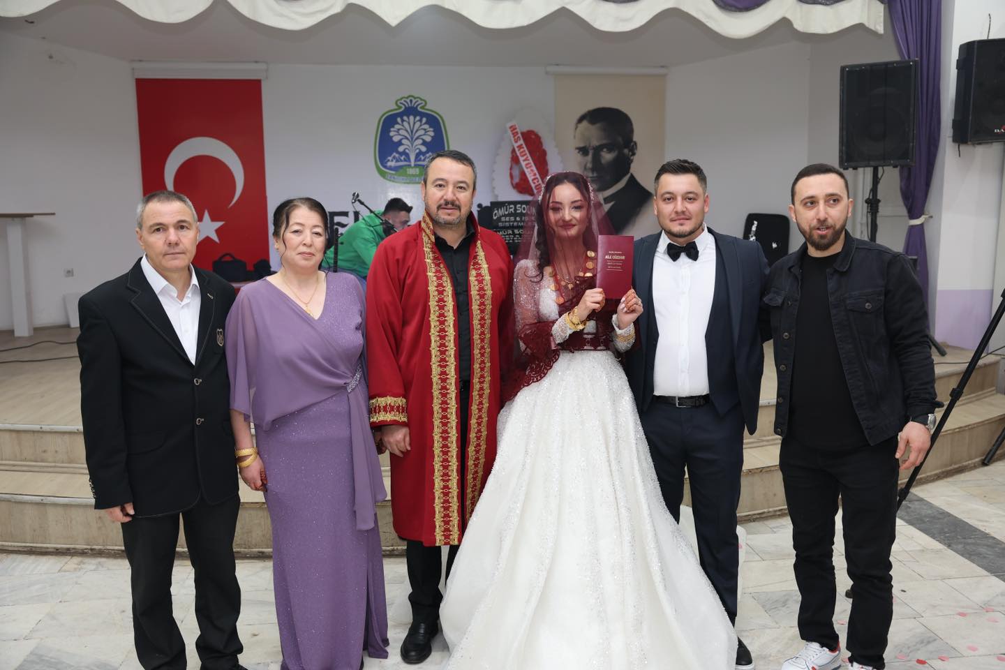 Başkan Öztaş'tan Genç Çifte Nikah Hediyesi