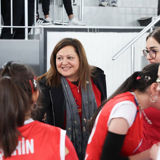 Genç Kızlar Voleybol Turnuvası'nda Heyecan Dolu Final