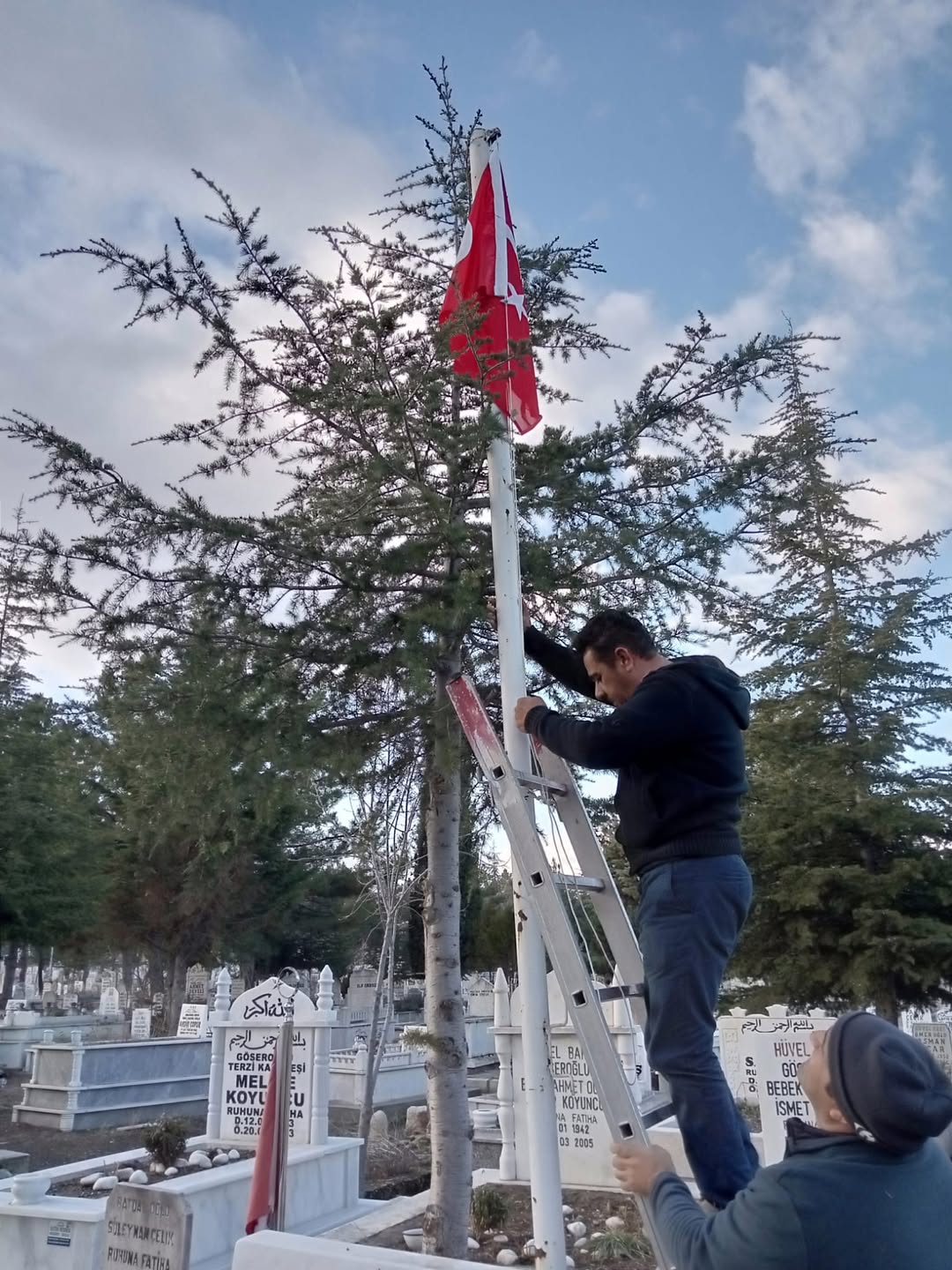 Şehitlerin Aziz Hatırasına Özen: Bayraklar Yenileniyor