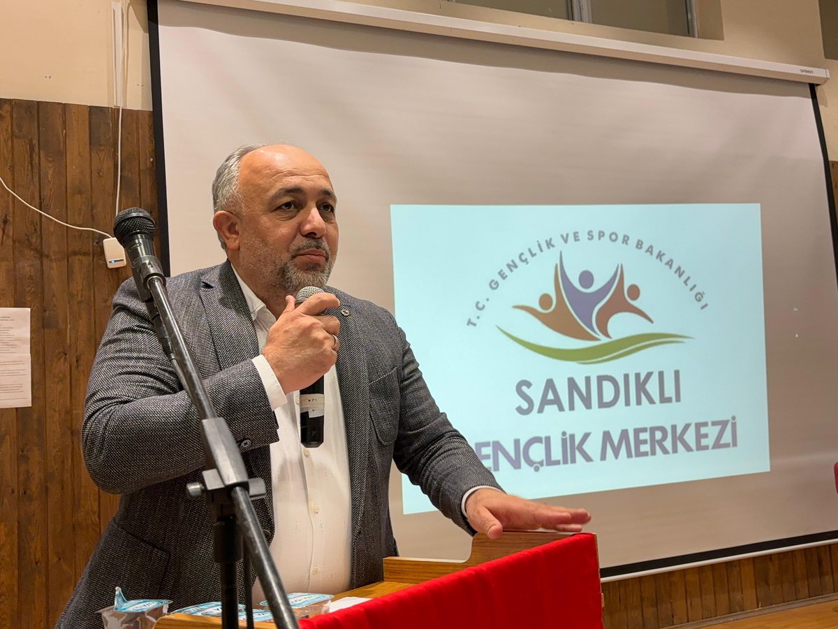 Sandıklı'da Gençlerden Şiirle Dolu Unutulmaz Bir Akşam