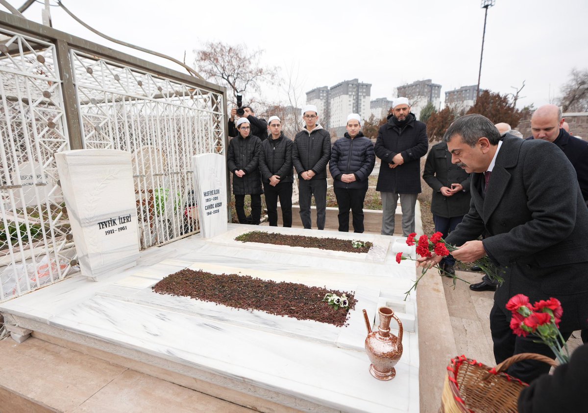 Millî Eğitim Bakanı Yusuf Tekin, Tevfik İleri'nin Kabrini Ziyaret Etti