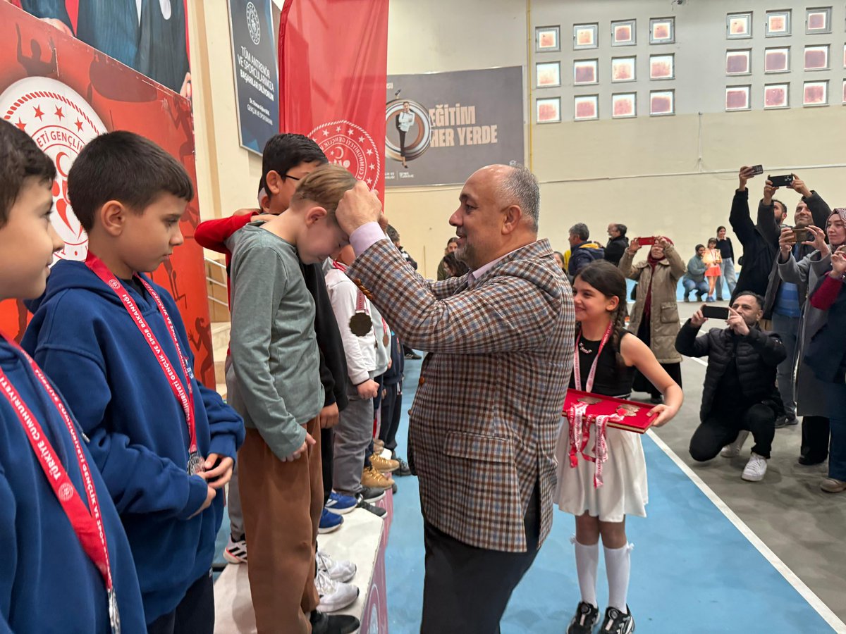 Afyonkarahisar'da Minikler Tenis Turnuvası Ödül Töreni Gerçekleşti