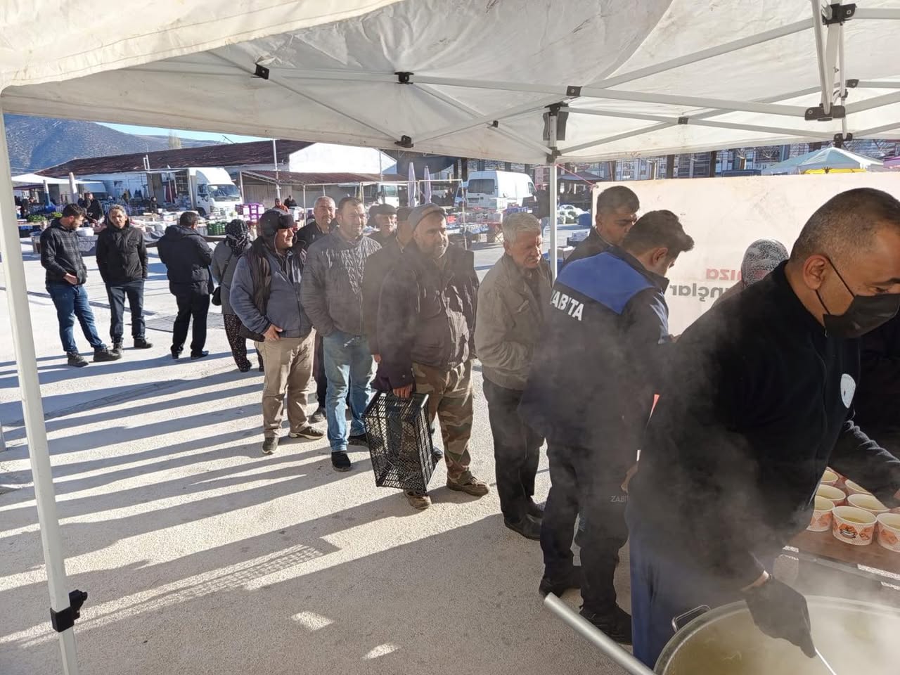 Dinar'da Pazar Esnafına Sıcak Çorba İkramı Devam Ediyor