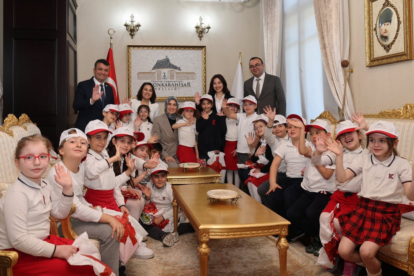 Afyonkarahisar Valiliği'nden Öğrencilere Anlamlı Ziyaret