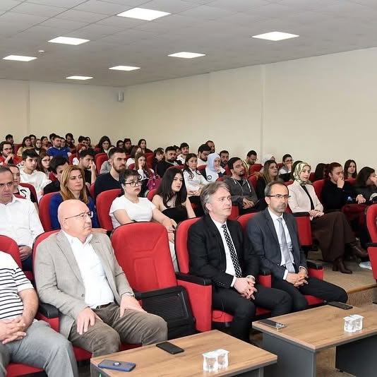 Afyon Kocatepe Üniversitesi'nde Kamu Yönetimi ve Turizm Paneli: Dünden Bugüne Gelişmeler ve Bakanlık Faaliyetleri Ele Alındı