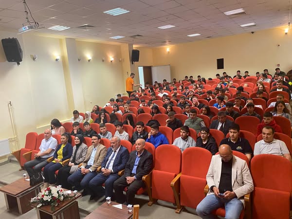 Emirdağ'da Bilgi Yarışması: Öğrenciler Bilgiye Açık Yüzlerini Gösterdi