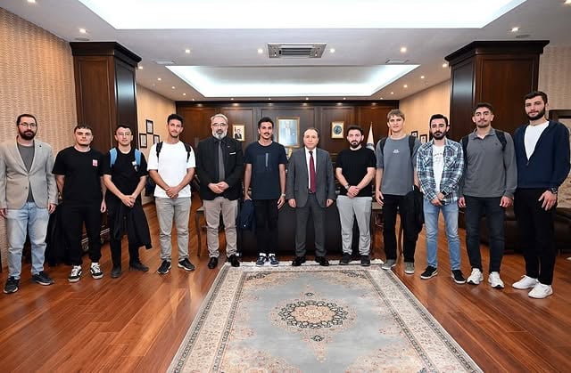 AKÜ Rektörü Karakaş, Teknoloji Fakültesi Futbol Takımını Ziyaret Etti: 