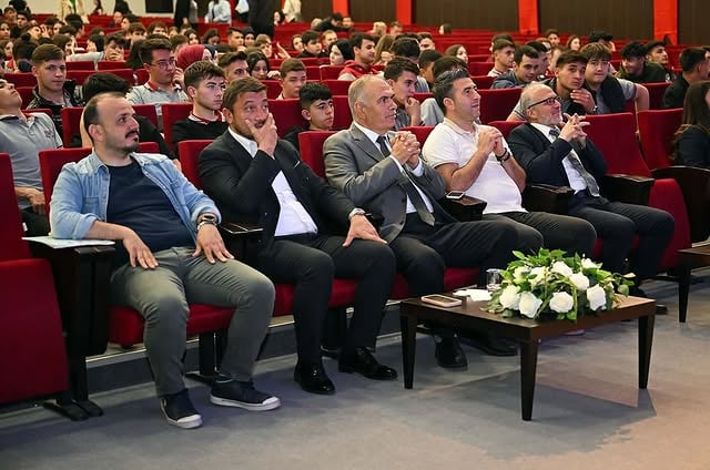 AKÜFEST'25'te Lotus Akademi ile Kariyer Stratejileri Paylaşıldı