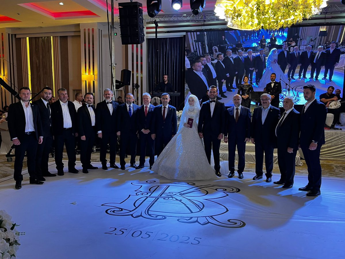 Afyonkarahisar AK Parti İl Başkanı Şahin, Ayvalı Ailesi'nin Düğününe Katıldı